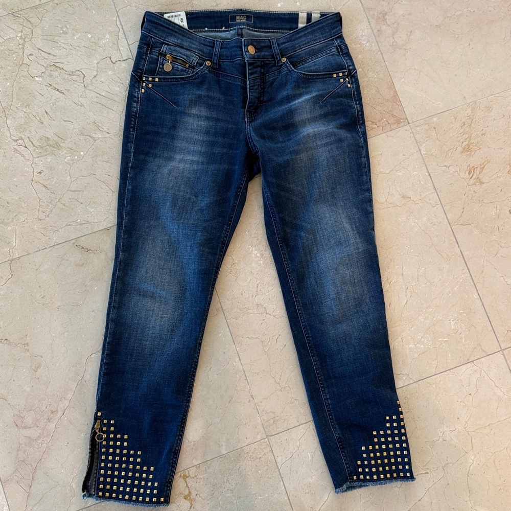 MAC Rich “ chic rock” studded hem cropped jeans w zips. fits size 6-8
